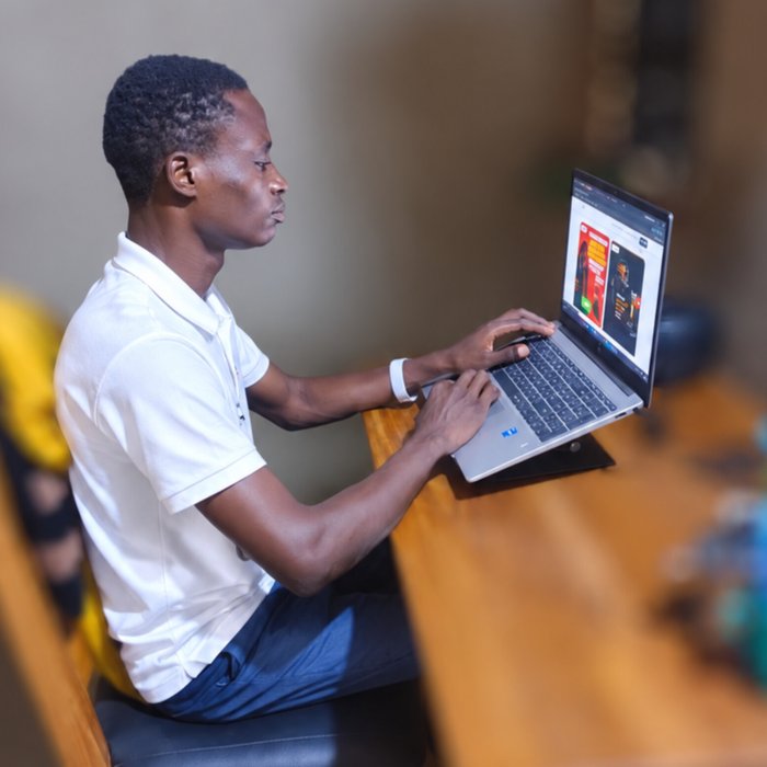 Darius Sohoundjo travaillant sur un projet, ordinateur portable ouvert